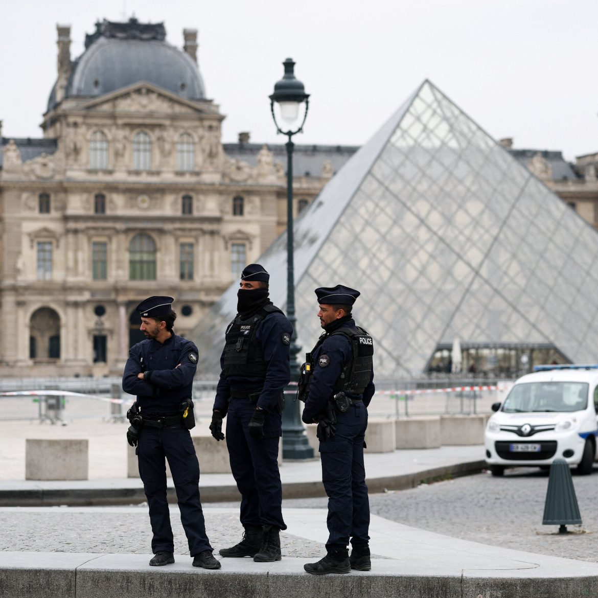 'Invaluable' gems taken in heist at Louvre Museum in Paris
