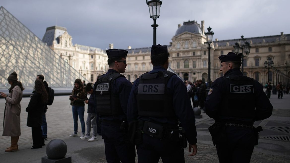 Two suspects partially confess their participation in the Louvre robbery, according to the prosecutor.