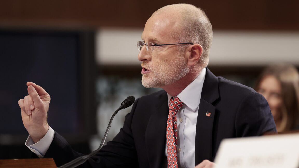 FCC chair takes down website after discovering it described the FCC as an âindependent agencyâ