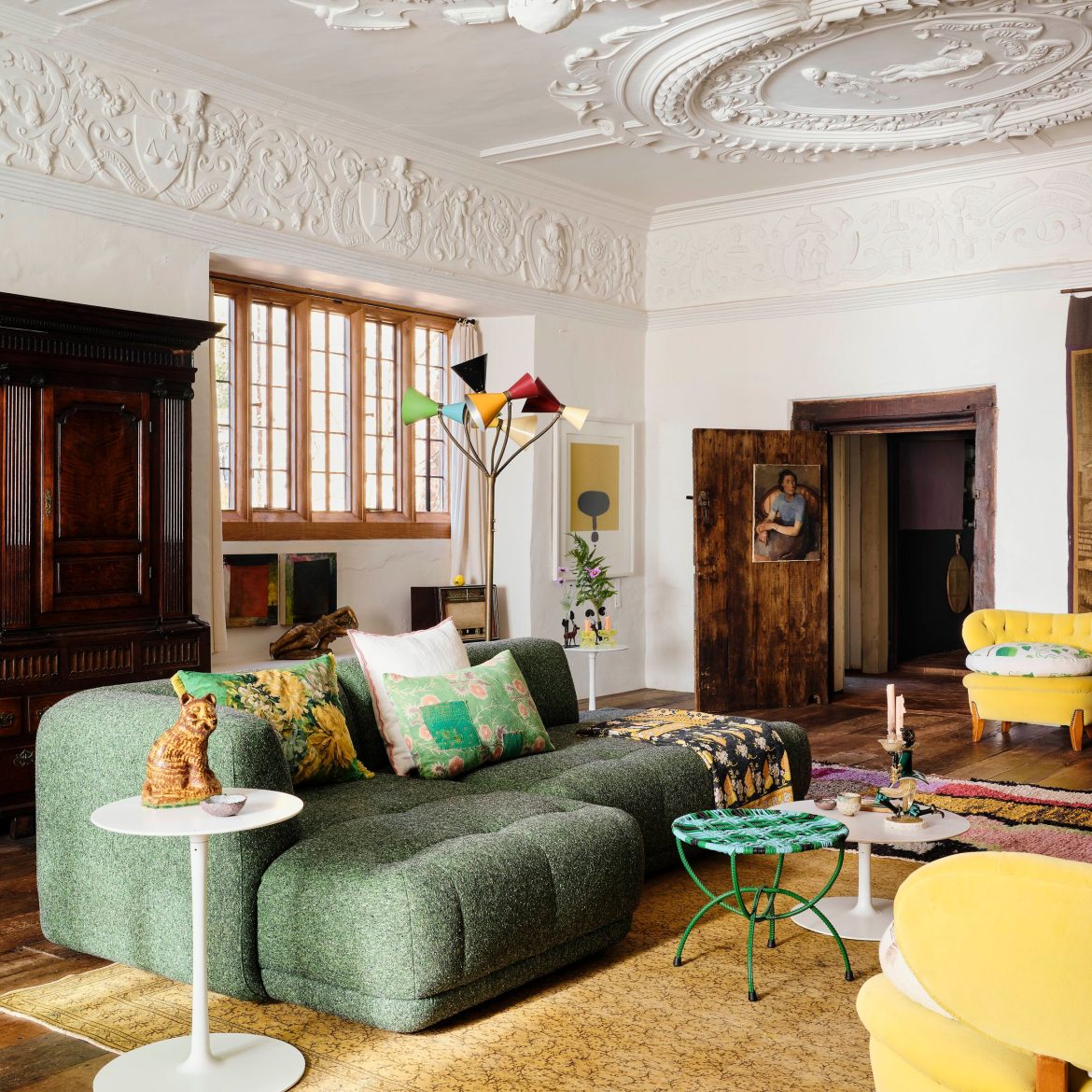 How to organize the ideal Christmas feast, as advised by chefs, wine specialists, and expert planners.