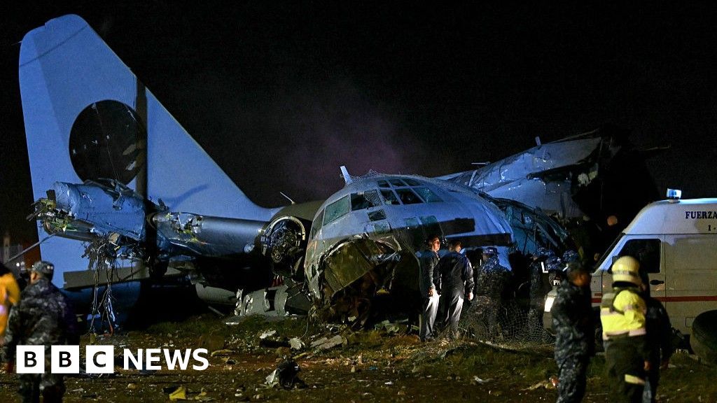 At least 15 deceased following the crash of a military aircraft transporting banknotes in Bolivia.