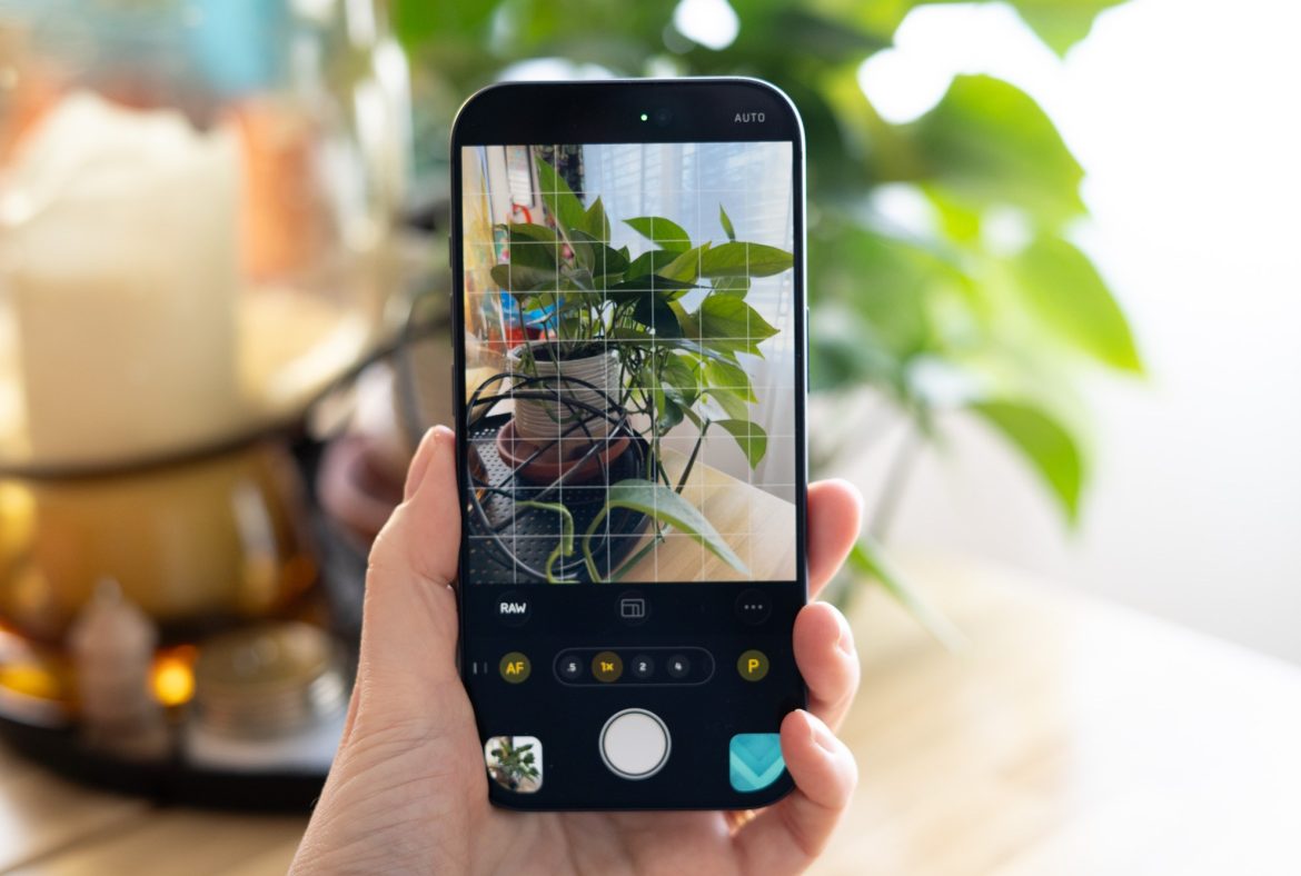 Halide co-founder is taking legal action against ex-partner for providing source code to Apple.