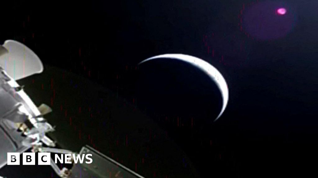 Artemis II hurtles ever nearer to the Moon's far side