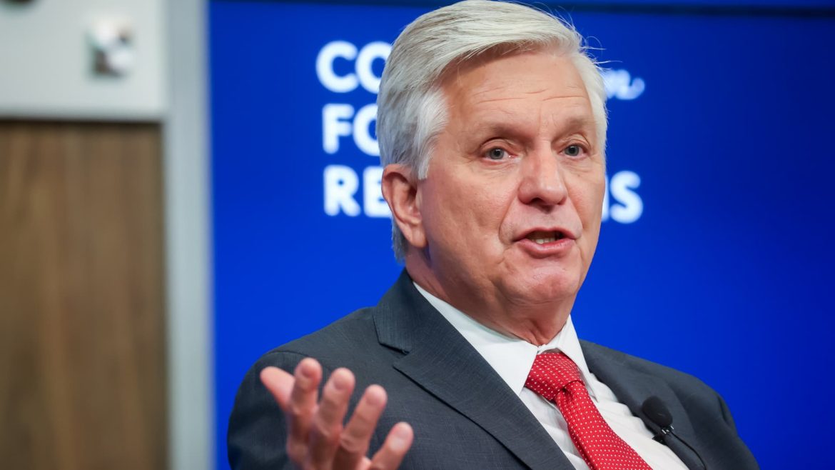 Fed Governor Waller states that the risks associated with the Iran conflict and the labor market are causing the central bank to remain inactive.