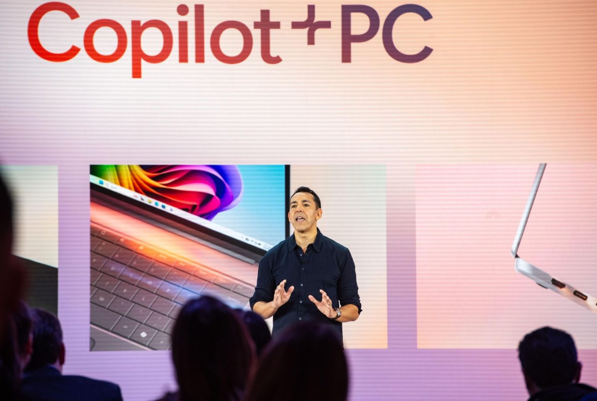 Microsoftâs consumer marketing chief to leave next year